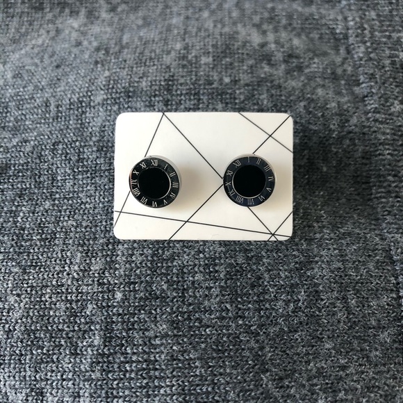 🆕 Roman Numeral Stud Earrings - Picture 4 of 4